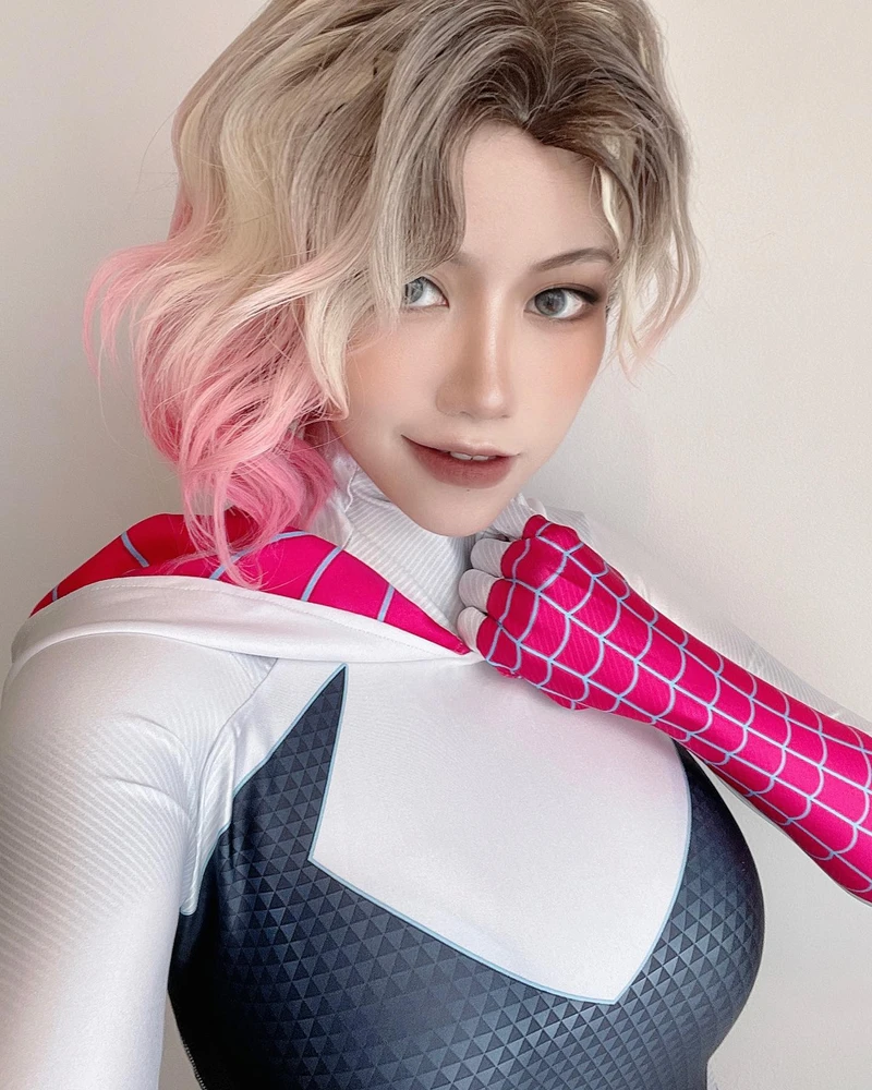 Hình ảnh Ain Nguyen cosplay với tóc màu nổi bật cực xinh