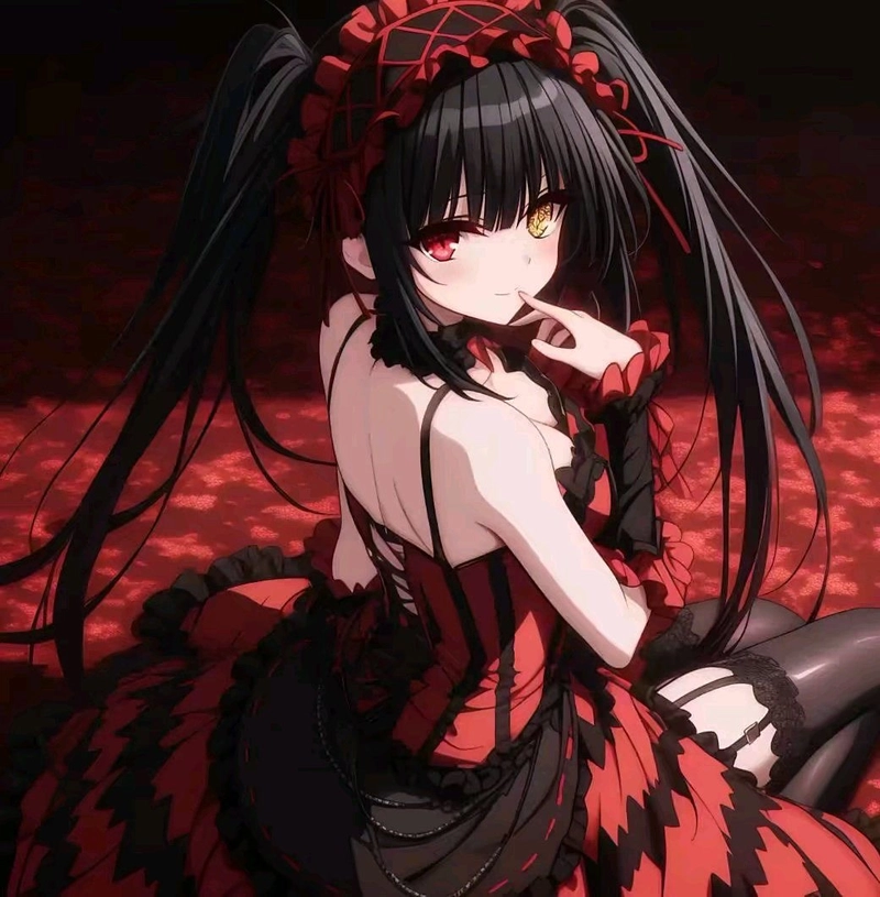 Hình ảnh anime Kurumi trong bộ váy gothic đen đỏ đặc trưng