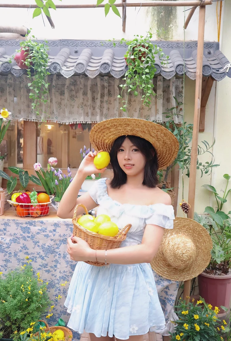 Hình ảnh cô gái 2k cởi áo chậm rãi gợi tình