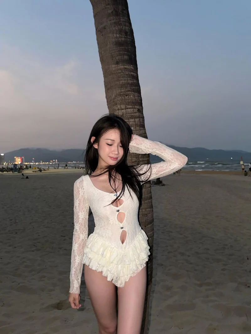 Hình ảnh gái xinh 2k ánh sáng chiếu lên da thịt