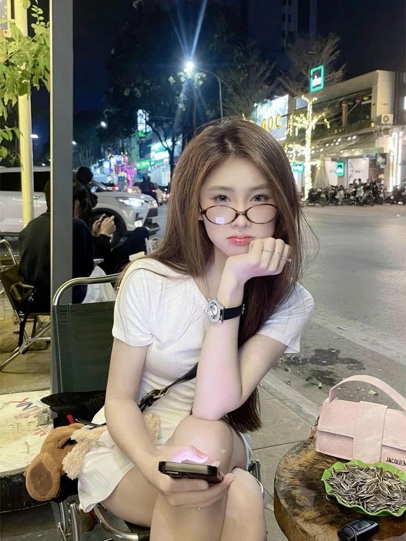 Hình ảnh gái xinh đeo kính mang phong cách đời thường