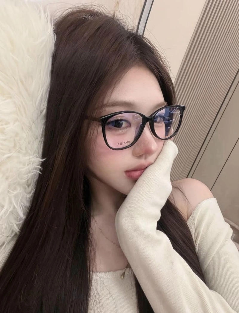 Hình ảnh gái xinh đeo kính trong khoảnh khắc đời thường