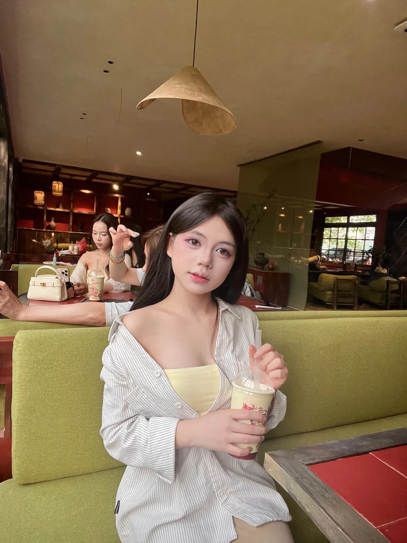 Hình ảnh nàng 2k quyến rũ trong bộ đồ bó sát