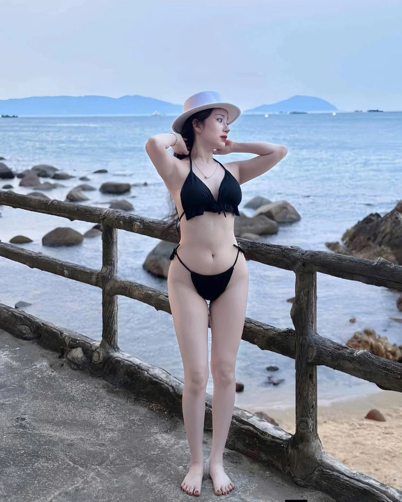 Hình gái đẹp diện đồ bơi đen mang nét thanh lịch