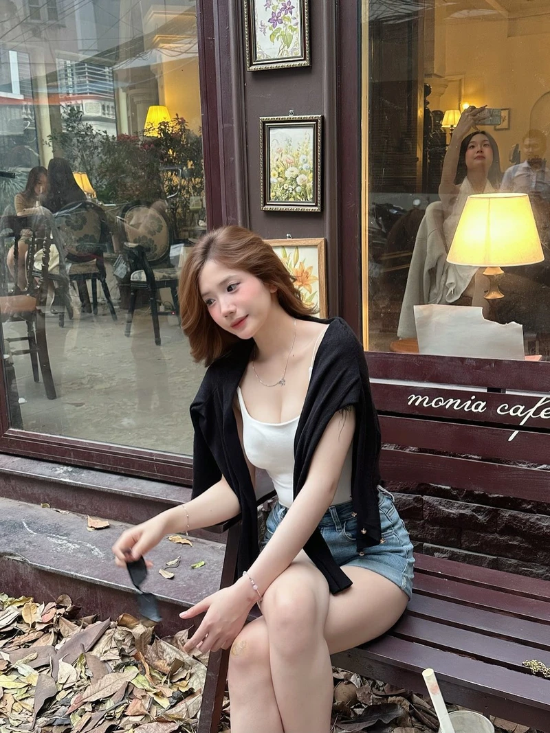 Hot girl 2k3 ánh nhìn cuốn hút đầy mê hoặc
