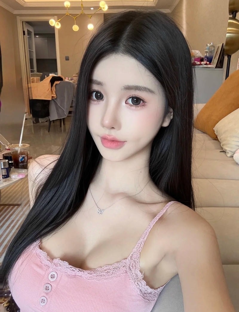 Hot girl douyin mặc áo bikini trắng tôn dáng
