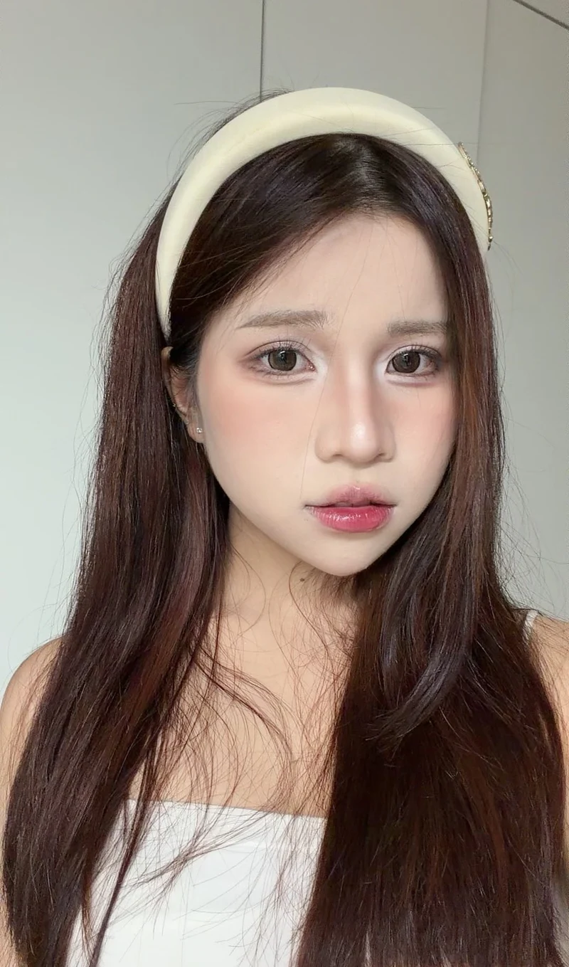 Nàng 2k sexy biểu cảm ngây ngất đầy mê hoặc