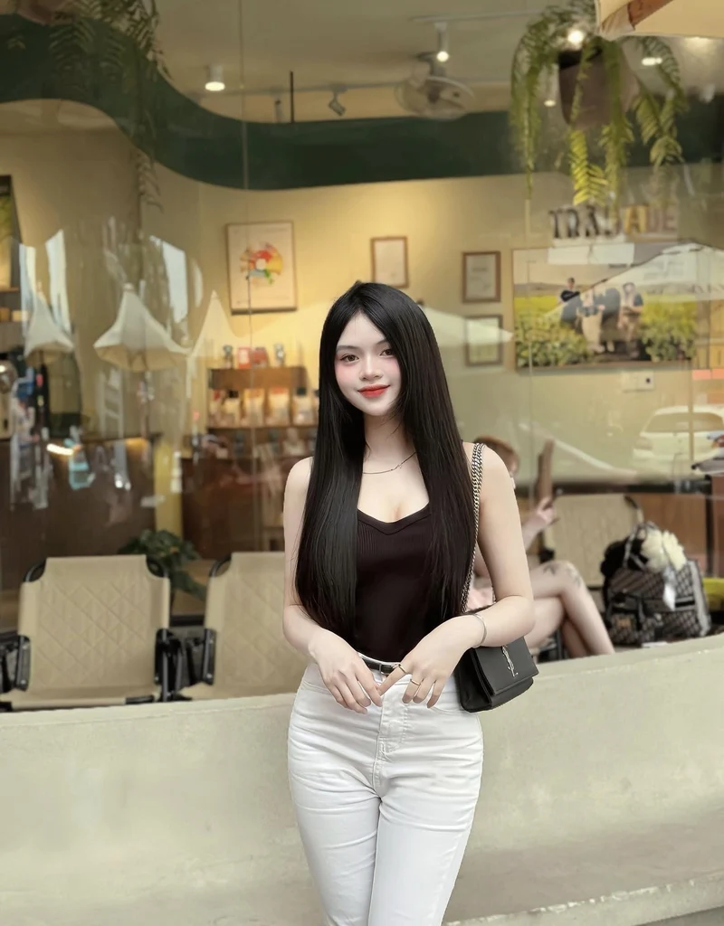 Nàng gái xinh 2k khoe dáng người mảnh mai đầy mê hoặc
