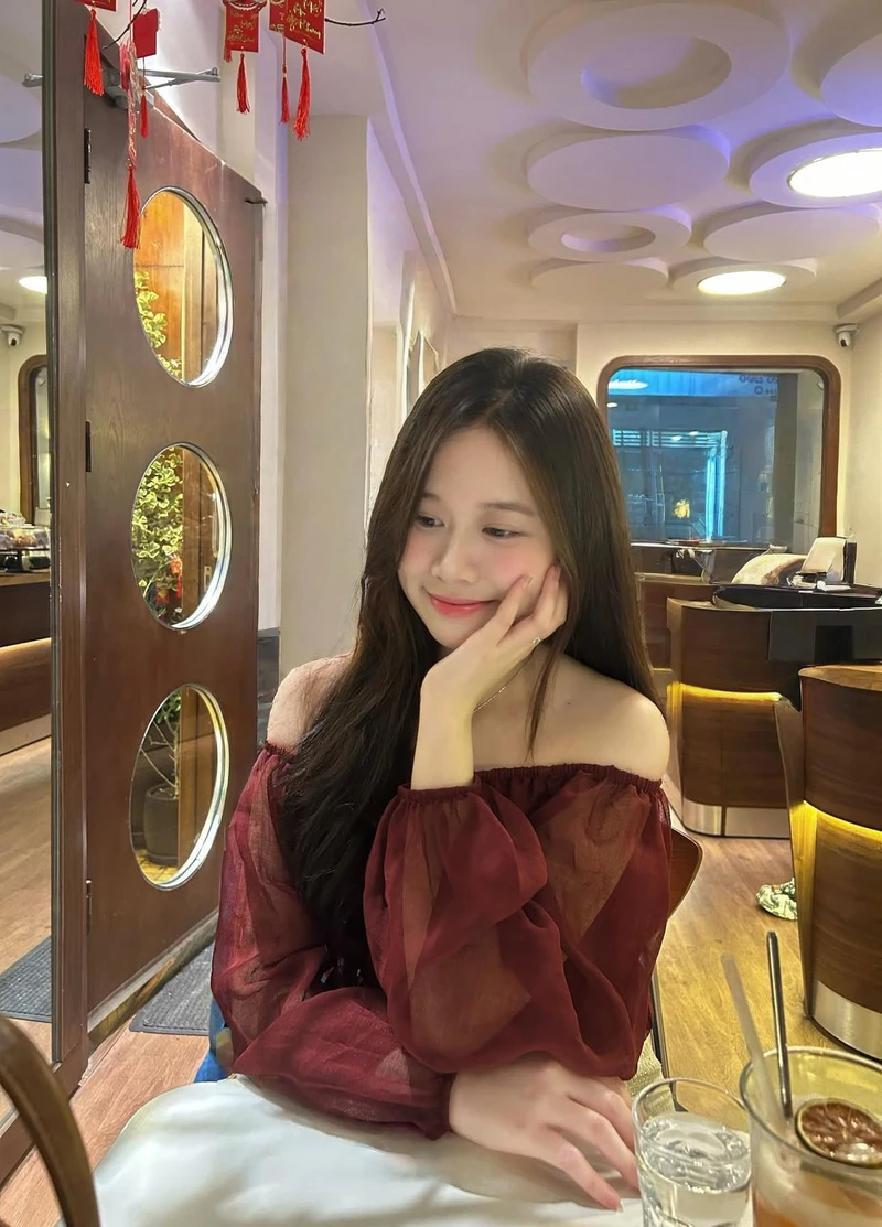 Nàng thơ 2k3 với mái tóc dài và đôi mắt sâu