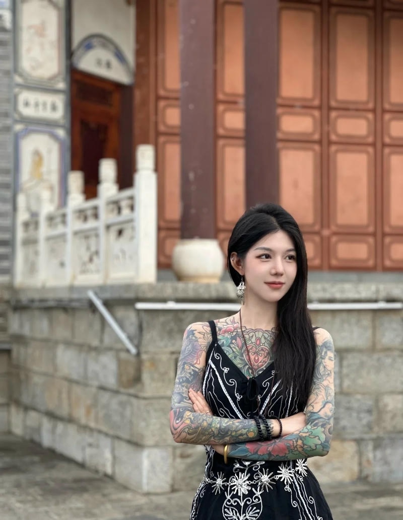 Người đẹp tattoo đồ thể thao khoe vòng eo con kiến