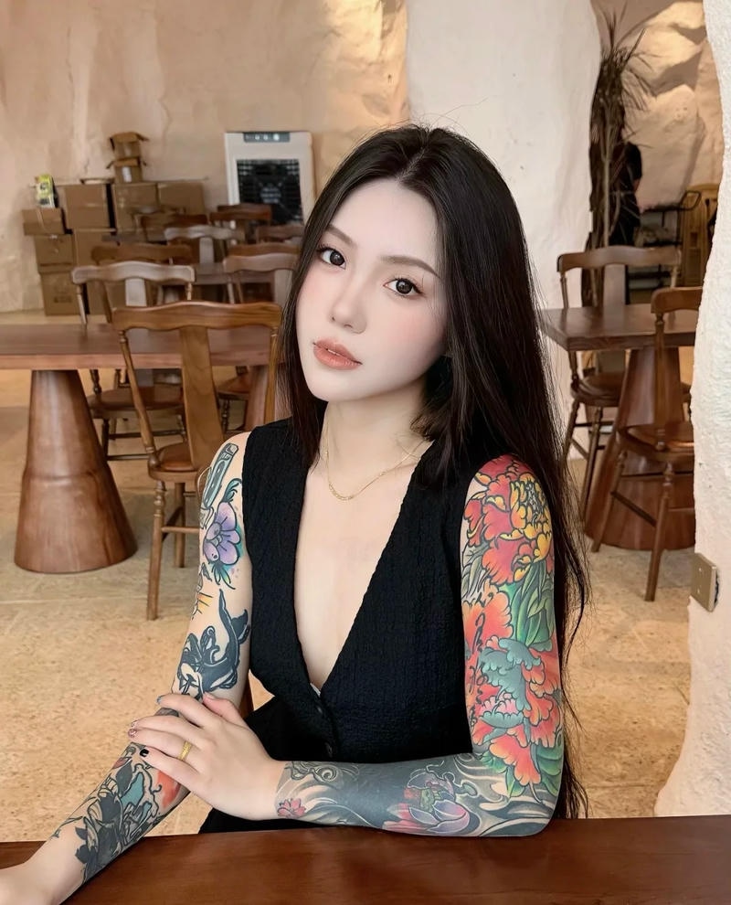 Nụ cười nhẹ kết hợp hình xăm đầy phong cách