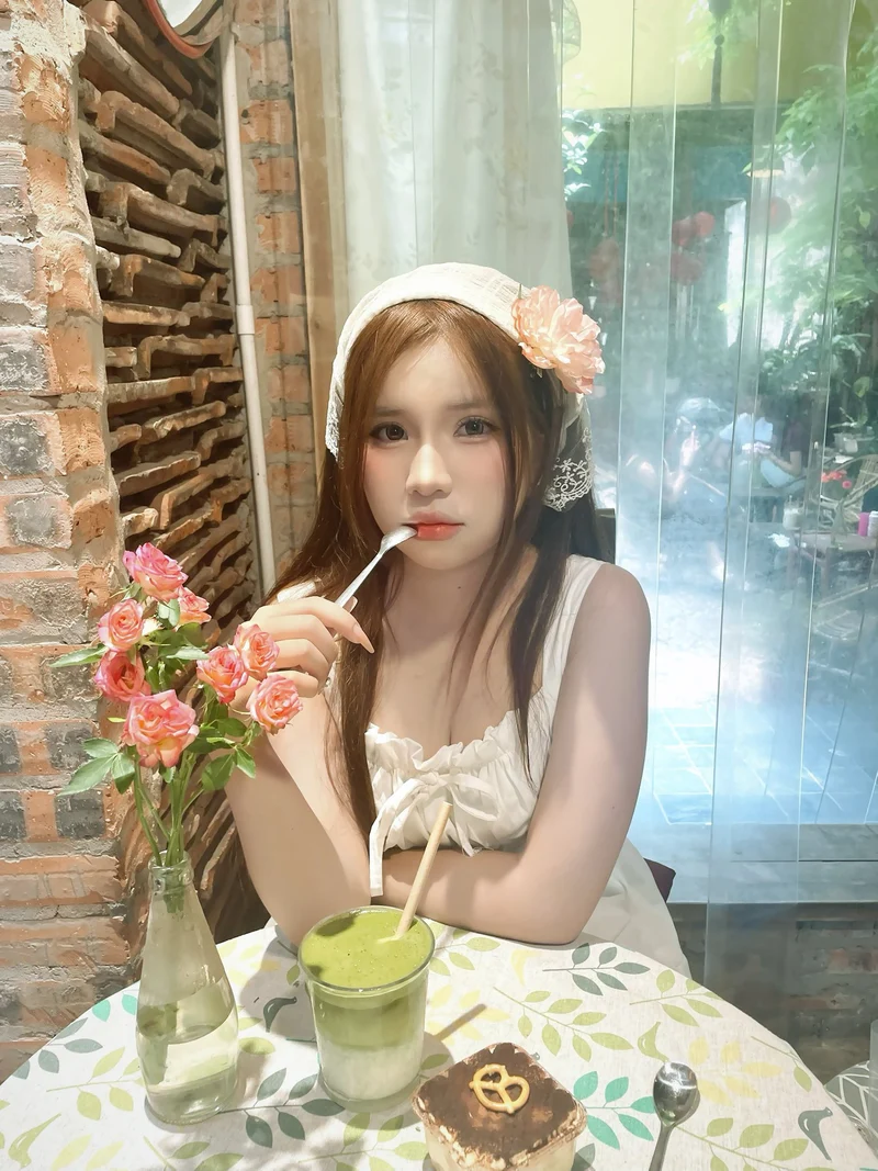 Nữ sinh 2k gợi cảm mặc váy ngắn hở hang