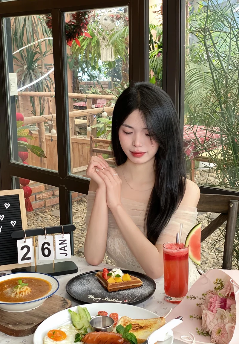 Nữ sinh 2k quyến rũ trong bộ đồ ren mỏng manh