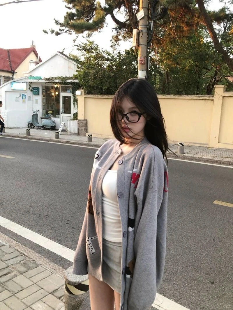 Phong cách gái đeo kính xinh đẹp trong concept hiện đại