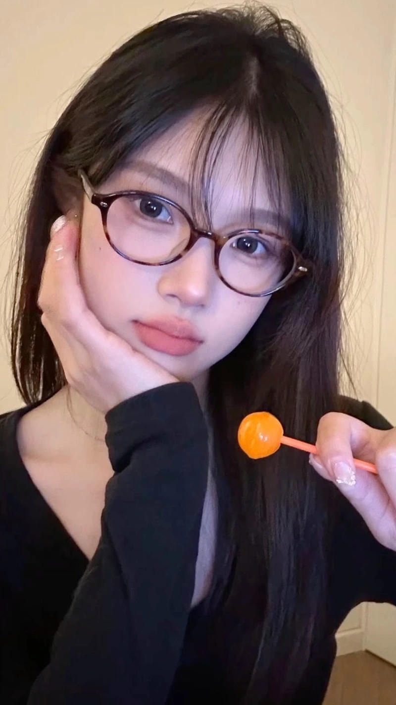 Tải hình nền gái đeo kính phù hợp làm ảnh đại diện