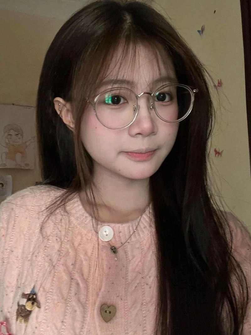 Tạo dáng tự nhiên giúp hot girl đeo kính thêm cuốn hút