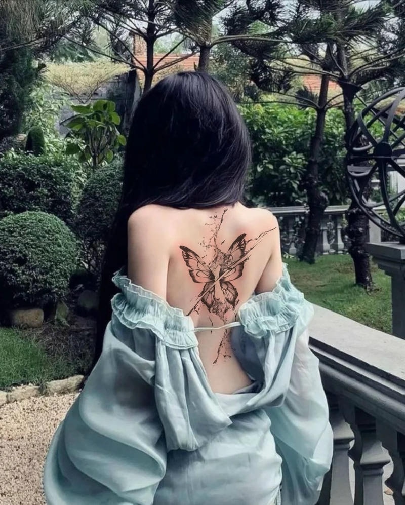 Tattoo cánh tay tạo ấn tượng mạnh trong khung hình