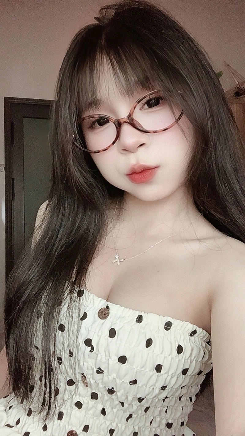 Thần thái tự tin của hot girl đeo kính nổi bật