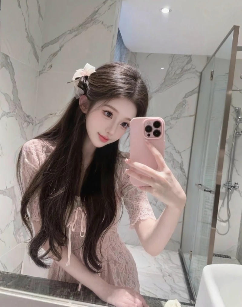 Thiếu nữ tóc đen dài với nét đẹp dịu dàng
