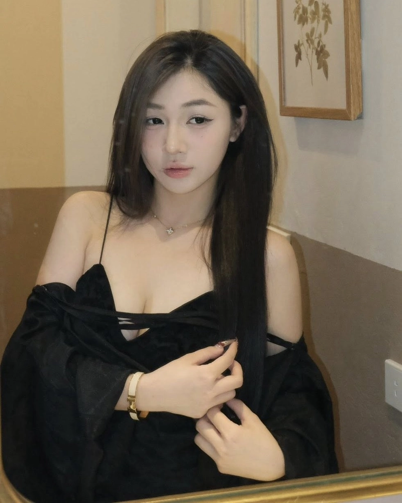 Trần hà linh bikini thể hiện phong cách hiện đại năng động