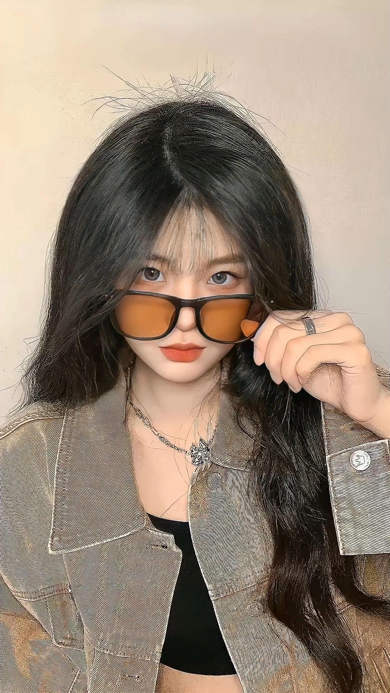 Vibe nàng thơ đeo kính biểu cảm cực quyến rũ