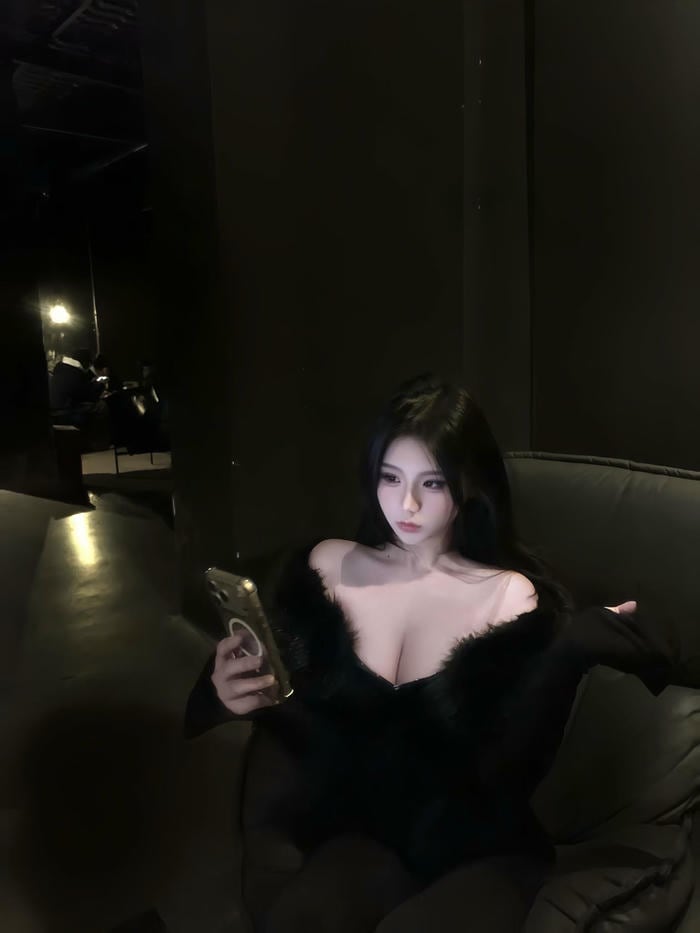 nụ cười tươi tắn mẫu ảnh gái xinh tông tối