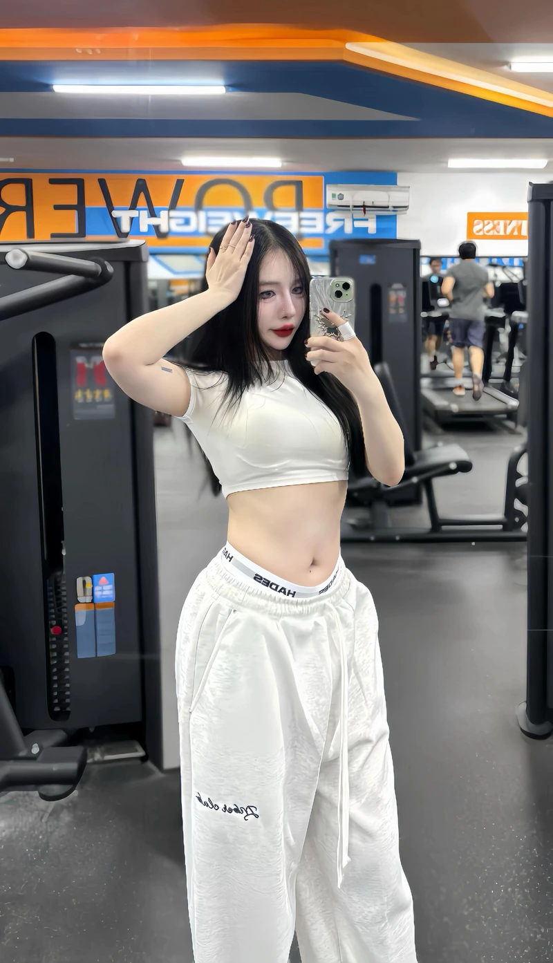 Ảnh Tiffany Thư Gymer gợi cảm lộ liễu hoàn hảo