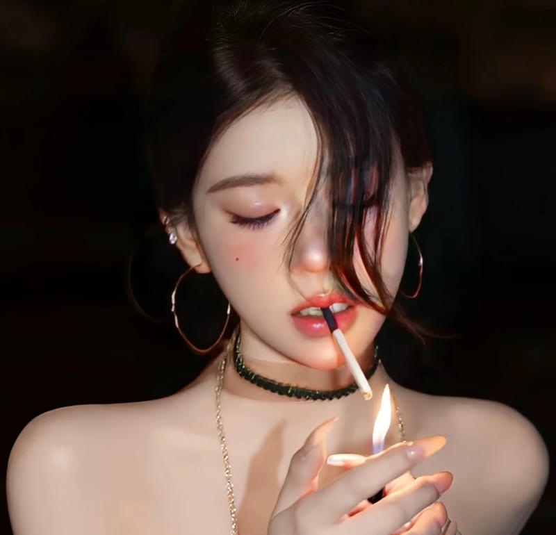 Ảnh bad girl đen trắng tạo cảm giác lạnh lùng bí ẩn