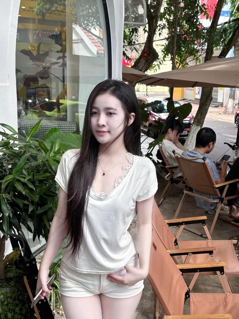 Ảnh chân dung nữ trẻ với ánh nhìn thu hút