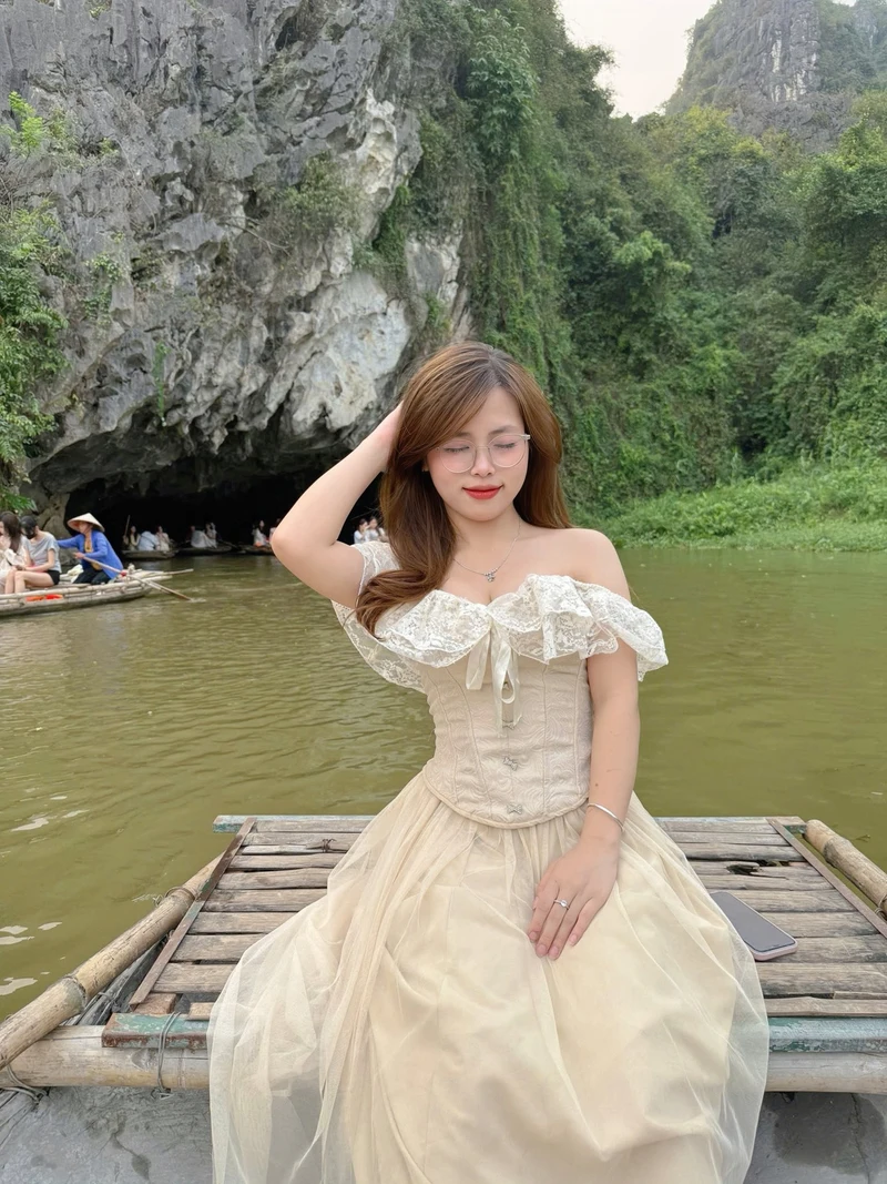 Ảnh cô gái 2k6 hot mặc đồ ren gợi cảm