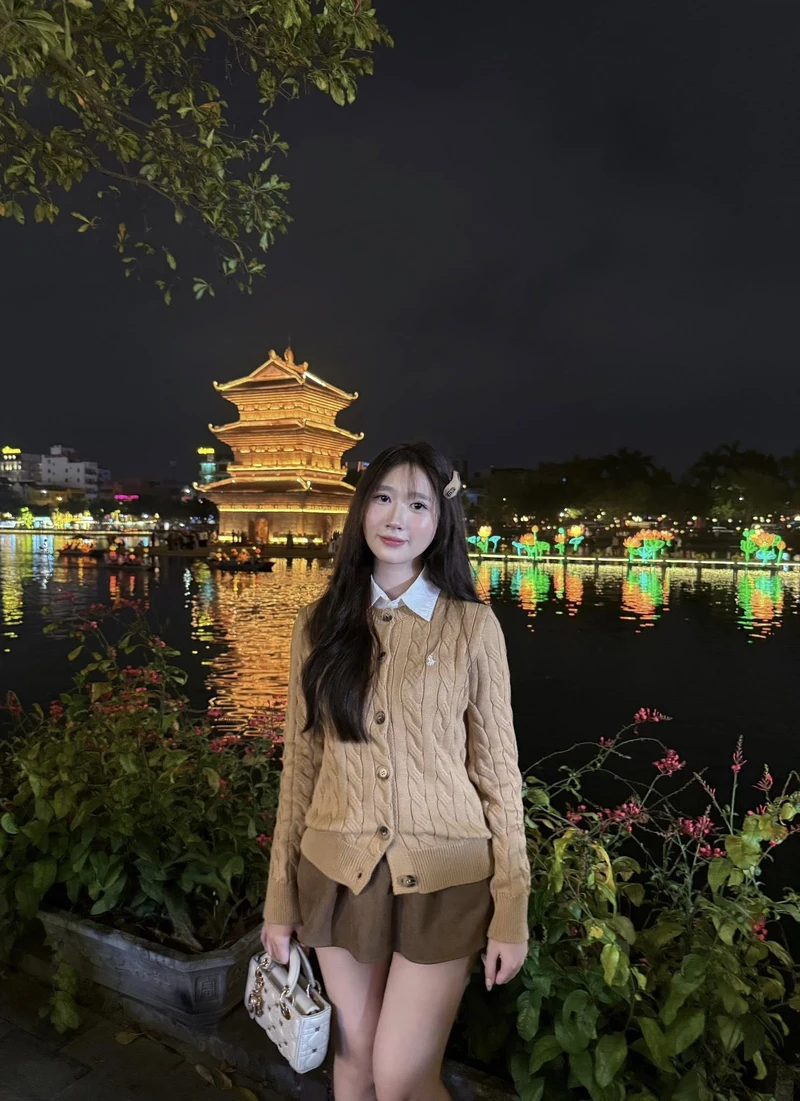 Ảnh gái 2k6 sexy khoe da thịt mịn màng