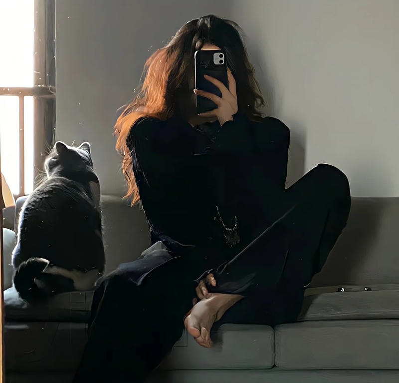 Ánh mắt sắc lạnh tạo hình bad girl mạnh