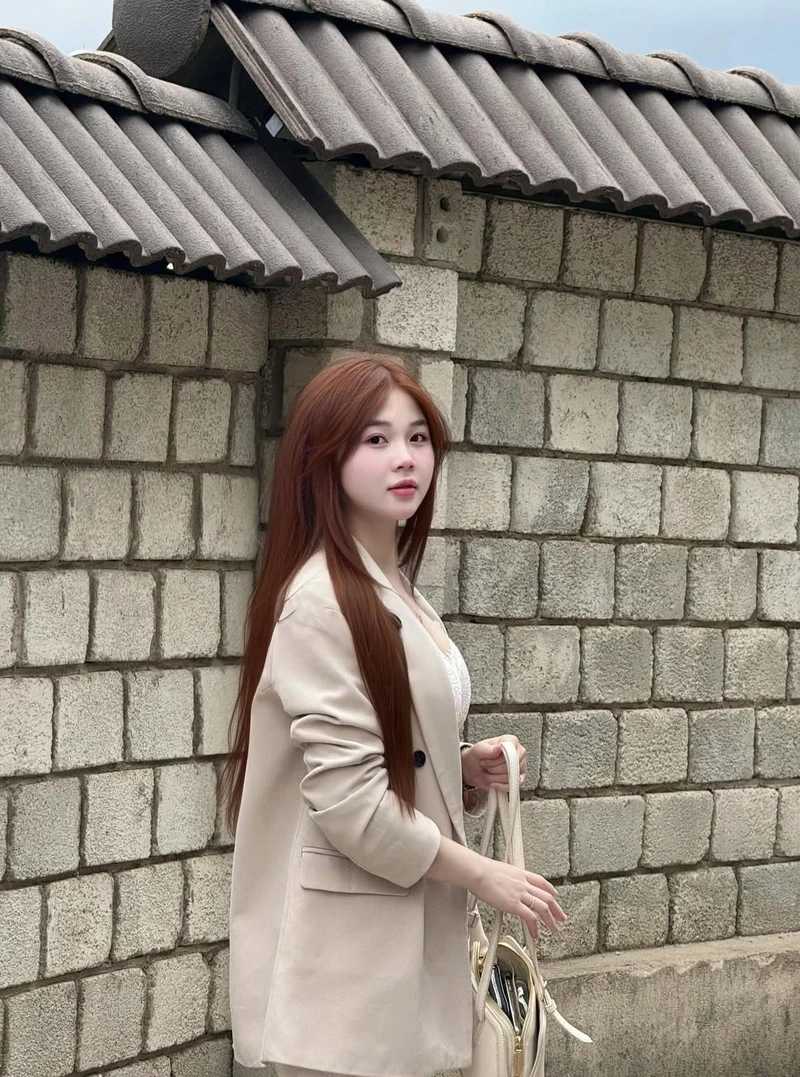 Ảnh nàng 2k6 khiêu khích nằm trên giường gợi cảm