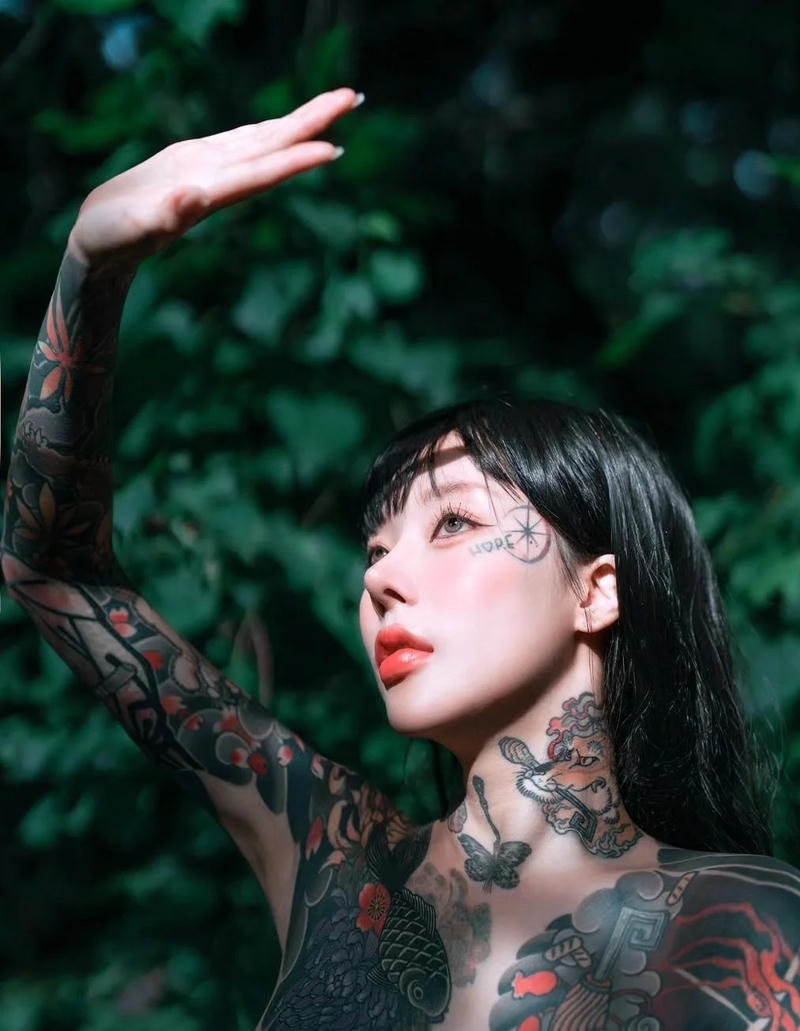 Ánh nhìn sắc bén tạo hình ảnh bad girl cá tính