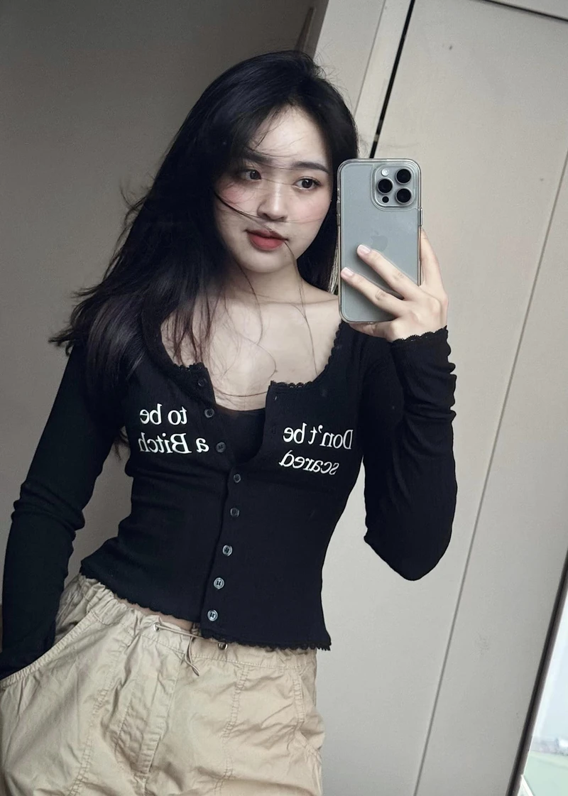 Cô gái trẻ với outfit thời trang nổi bật