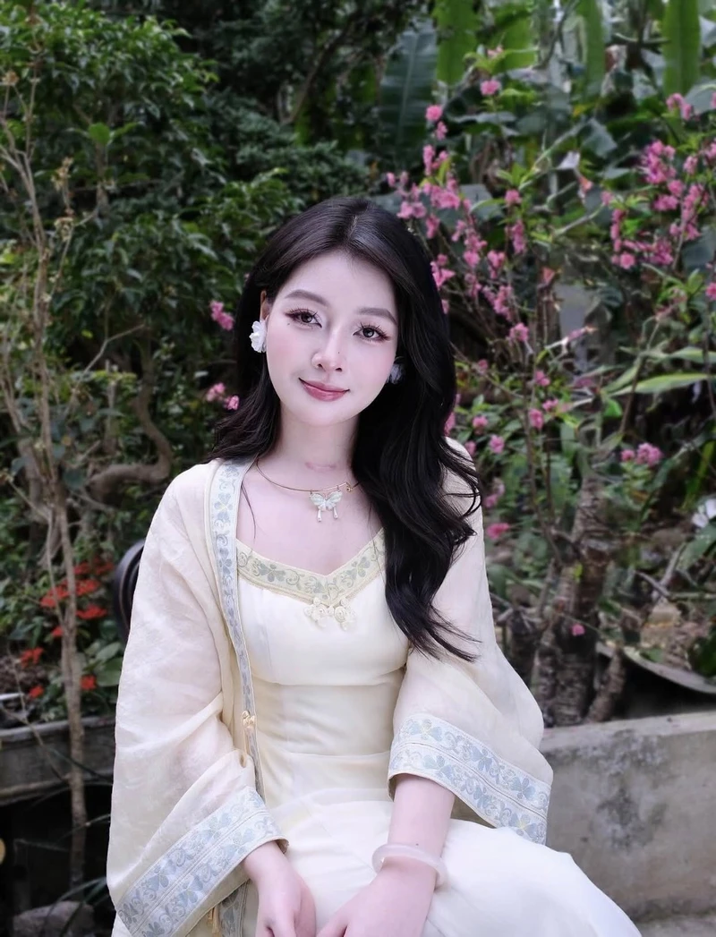 Cô nàng 2k4 với nụ cười tỏa nắng tự nhiên