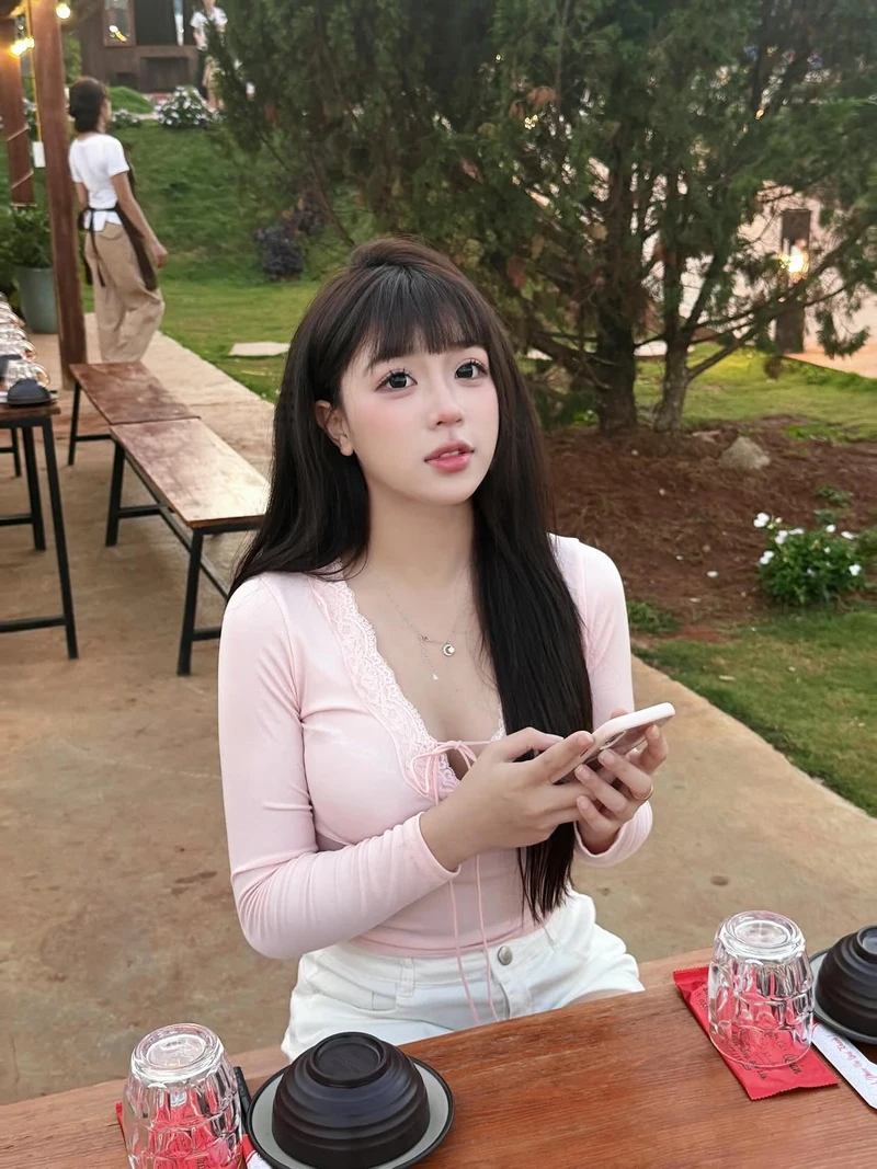 Cô nàng 2k6 sexy ánh mắt ngây ngất