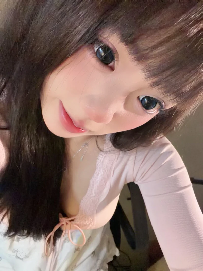 Dáng người cong cong của gái trẻ 2k6