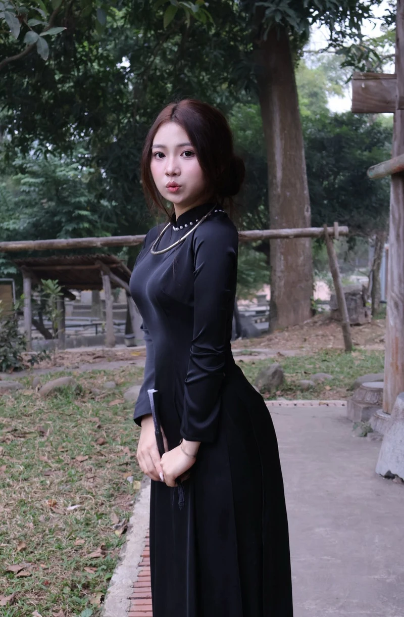 Gái 2k6 quyến rũ cắn môi đầy mê hoặc