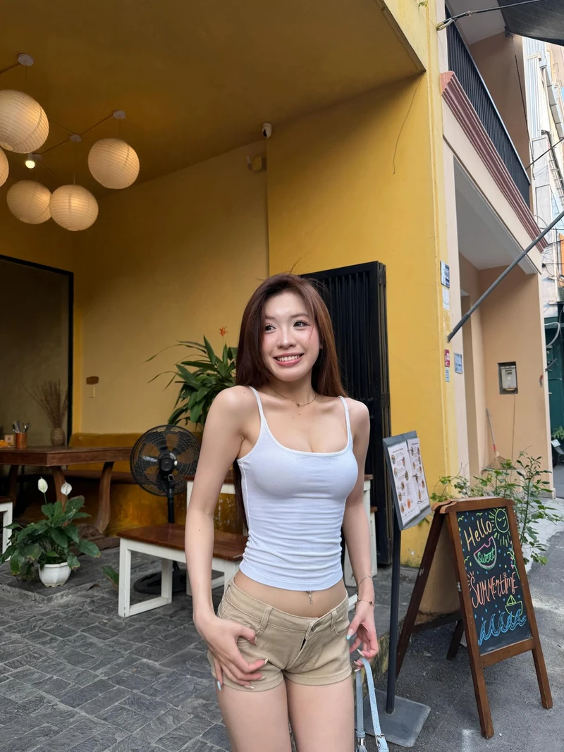 Gái 2k6 sexy trong tư thế khiêu khích
