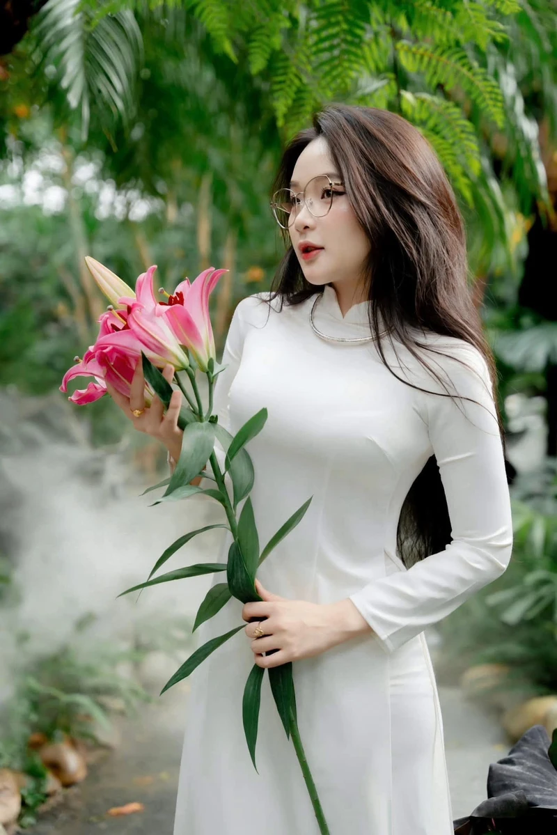 Gái 2k6 xinh đẹp khoe dáng người mảnh mai đầy mê hoặc