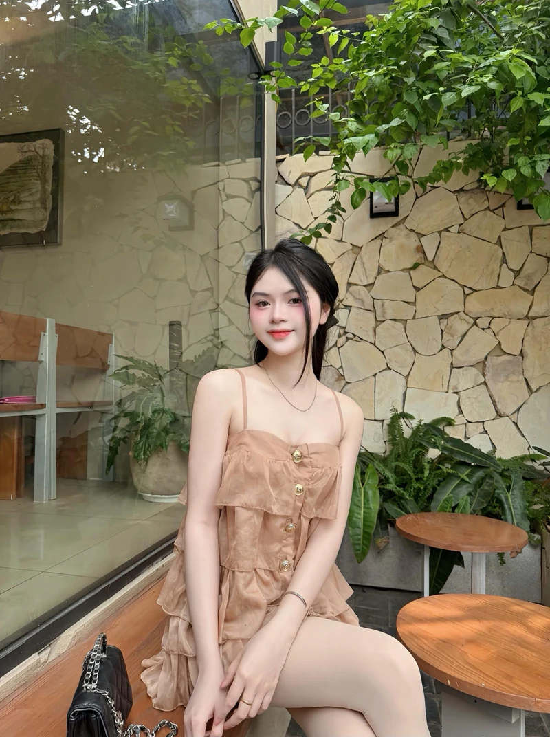 Gái 2k6 xinh với đường cong cơ thể hấp dẫn