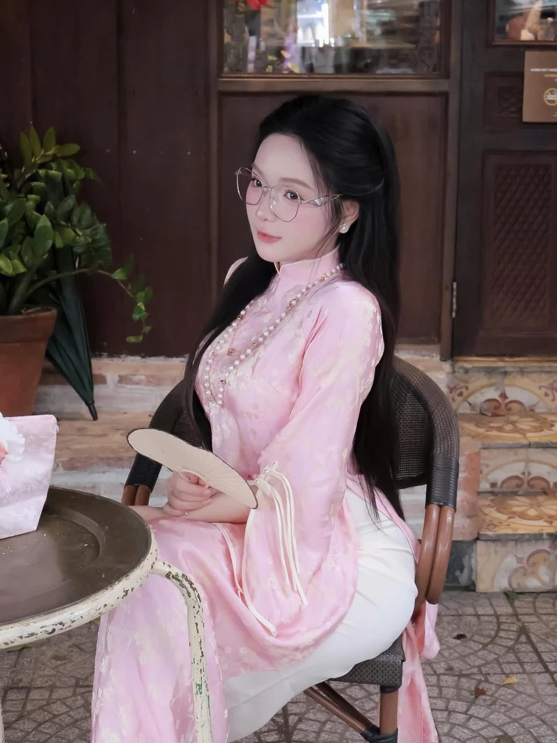 Gái xinh 2k4 dễ thương với khuôn mặt thanh tú