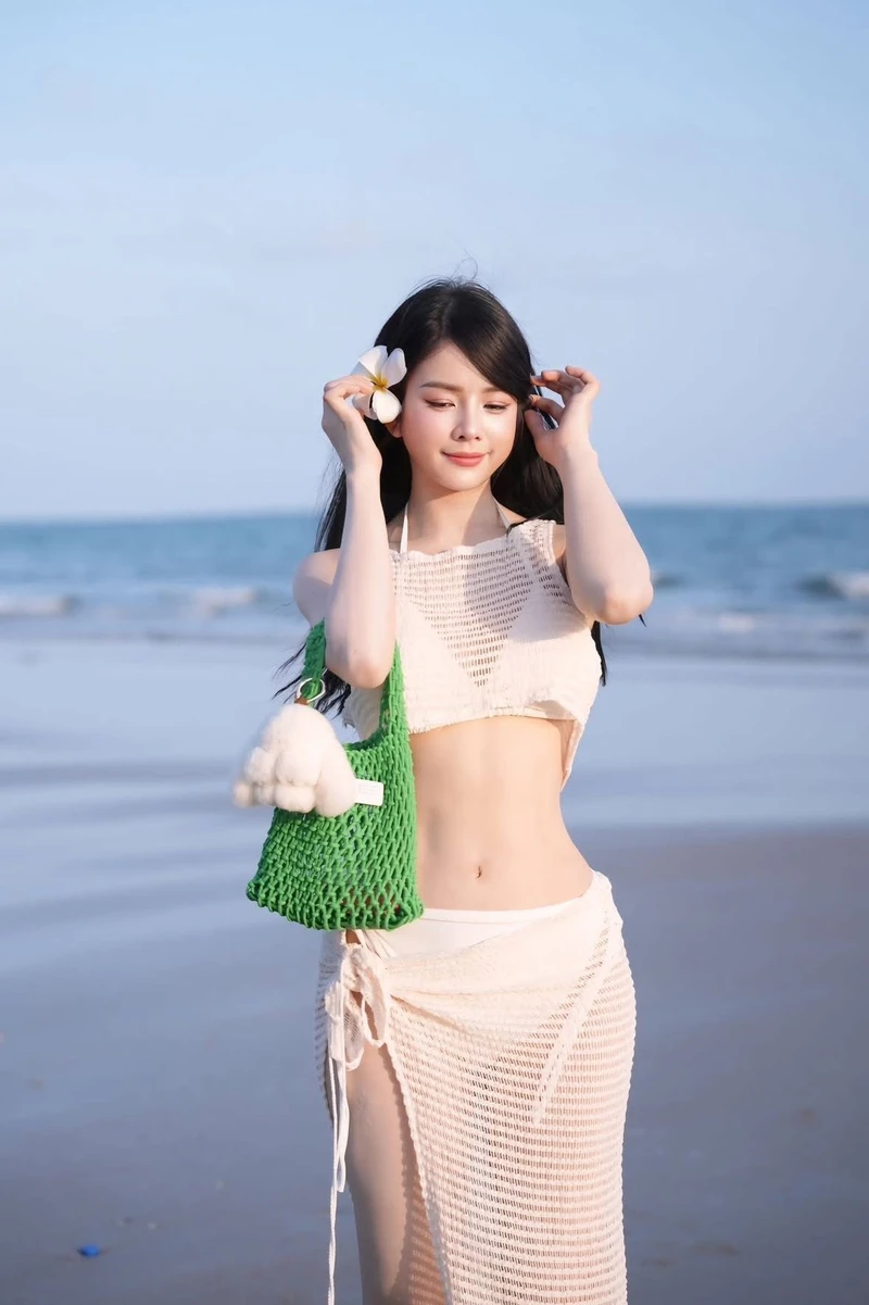 Gái xinh 2k5 tạo dáng tự nhiên trước ống kính