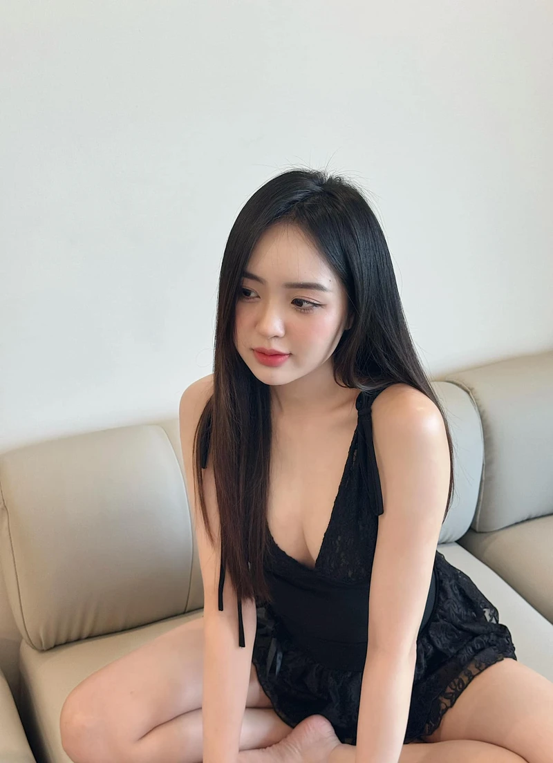 Gái xinh 2k5 với ánh nhìn cuốn hút nhẹ nhàng