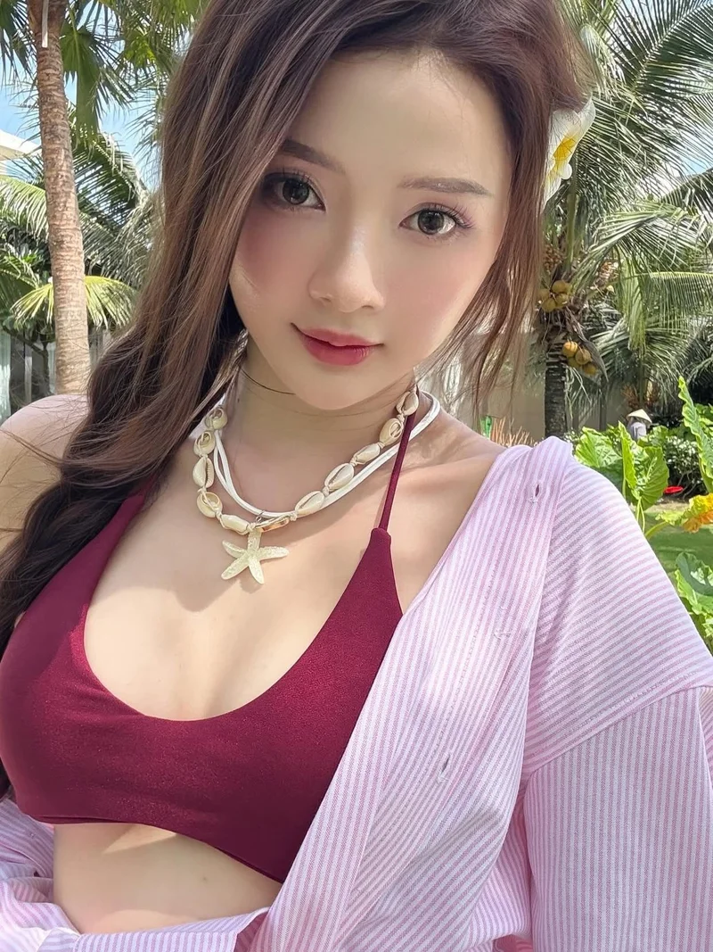 Gái xinh quyến rũ nhẹ với phong cách trẻ trung