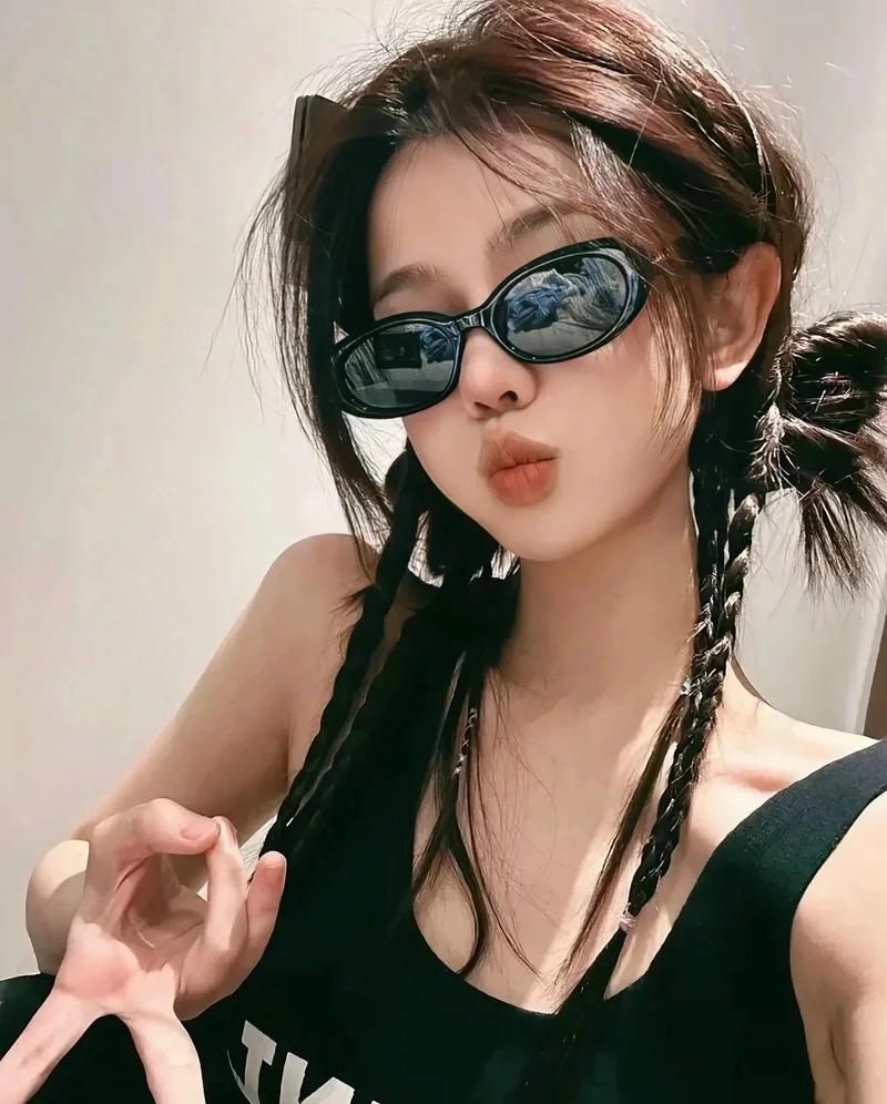 Góc chụp cận mặt thể hiện vibe bad girl