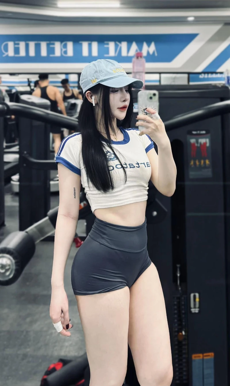 Hình Tiffany Thư sexy khiêu khích rực rỡ