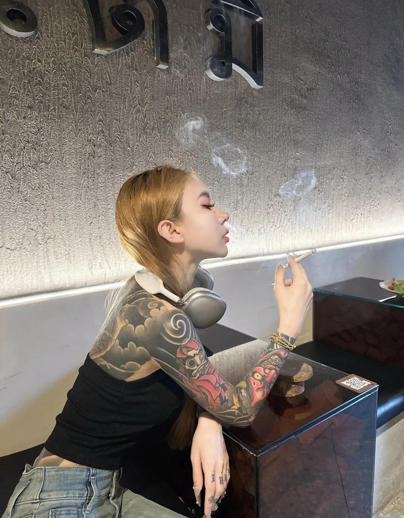 Hình ảnh bad girl đen trắng với ánh mắt sắc sảo