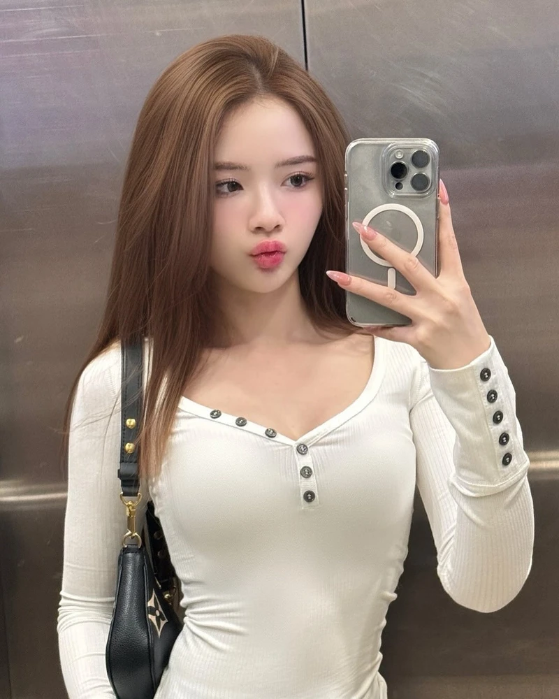 Hình ảnh gái 2k4 xinh đẹp với nụ cười rạng rỡ